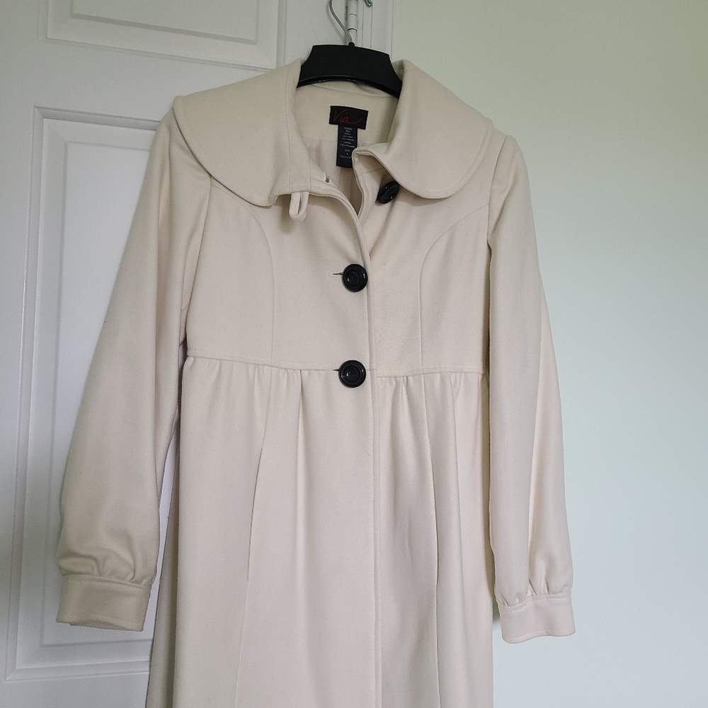 Via ivory peacoat with black buttons sz 4 (flaw)